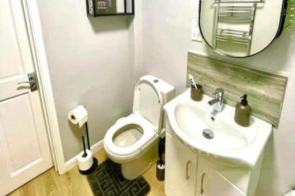 House | Bathroom | Shower, hair dryer, towels