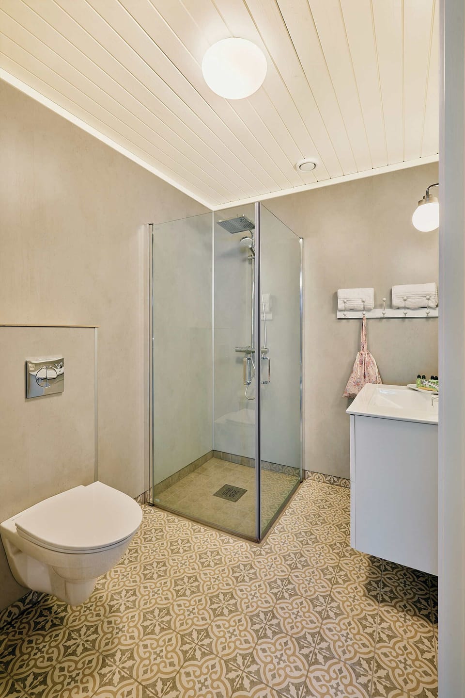 Deluxe Quadruple Room, Mountain View | Bathroom | Hair dryer, towels, soap, shampoo
