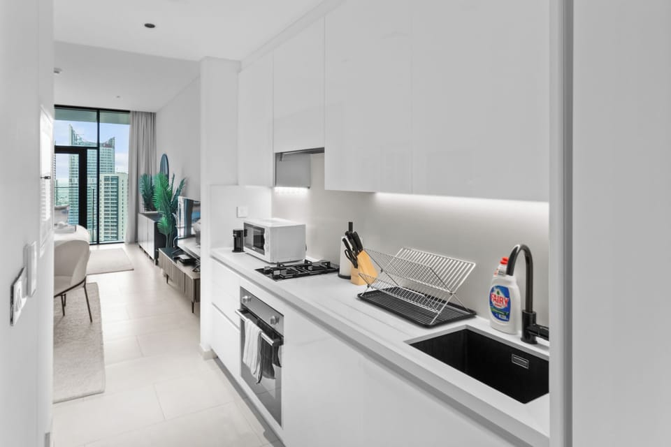 Deluxe Studio, Balcony, Canal View | Private kitchen | Fridge, microwave, oven, stovetop