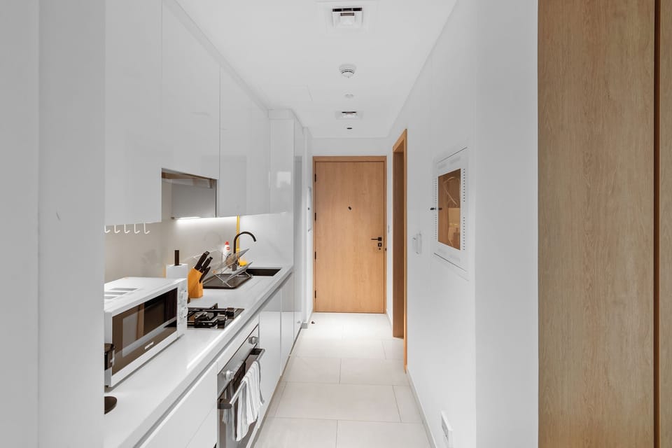 Deluxe Studio, Balcony, Canal View | Private kitchen | Fridge, microwave, oven, stovetop