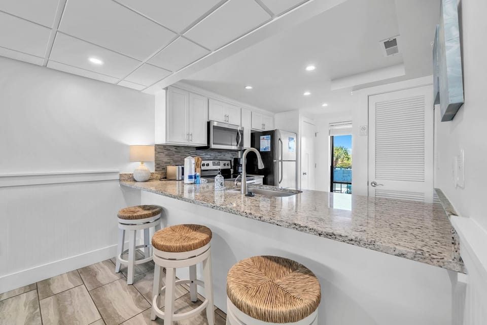 Condo, 1 King Bed (Edgewater Tower 3-104) | Private kitchen | Oven, toaster