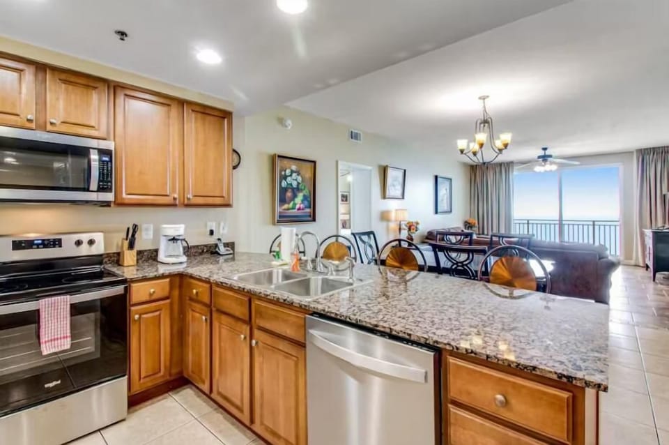 Condo, Multiple Beds (Splash 507E) | Private kitchen | Oven, toaster