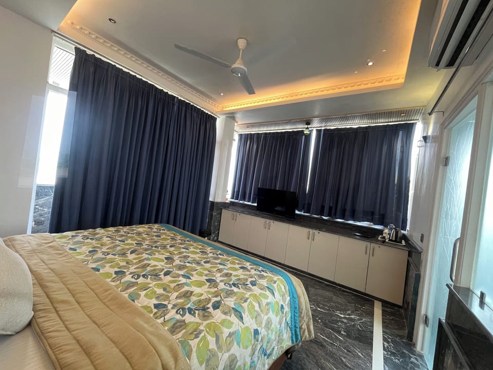 Luxury Suite | Desk, laptop workspace, blackout drapes, soundproofing