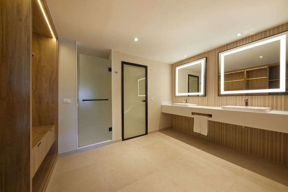 Combined shower/tub, jetted tub, rainfall showerhead, free toiletries