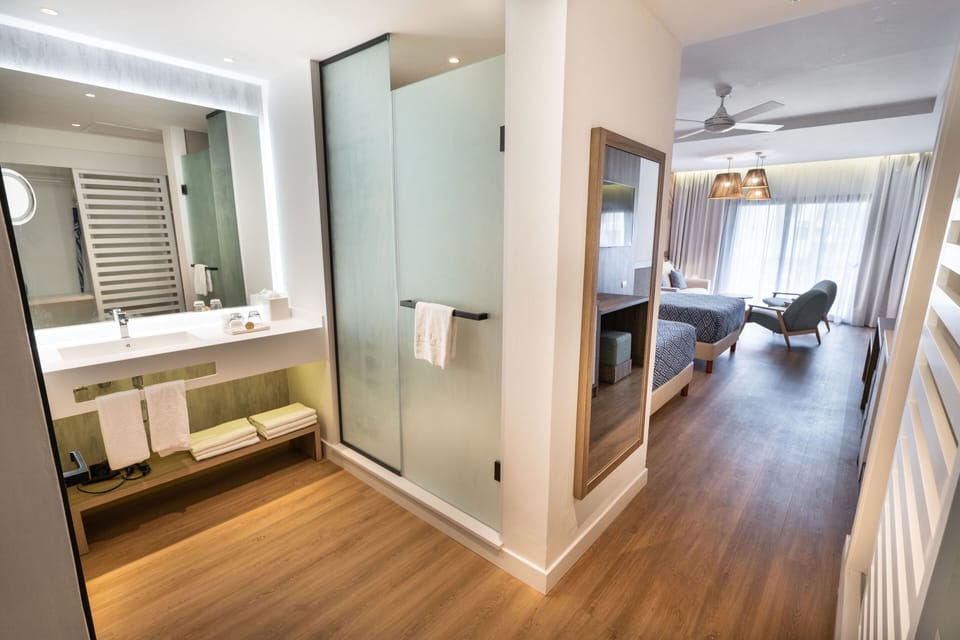 Combined shower/tub, jetted tub, rainfall showerhead, free toiletries