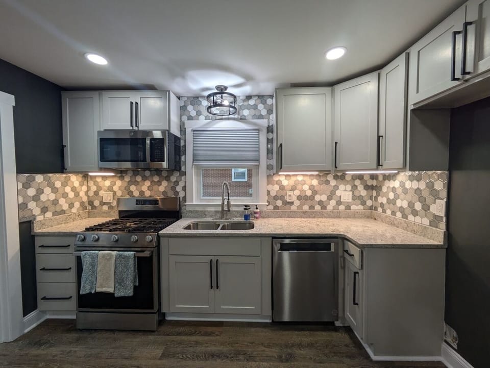Luxury Bungalow, 3 Bedrooms, Kitchen | Private kitchen | Full-size fridge, microwave, oven, stovetop