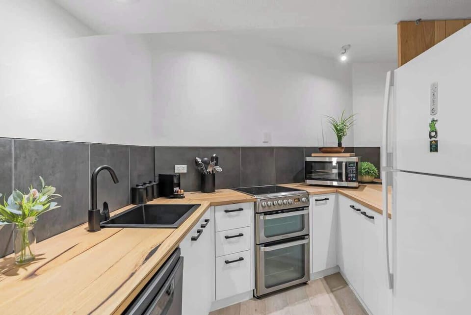 The kitchen is fully equipped for your holiday catering, and you’ll find plenty of cafes and restaurants close by.
