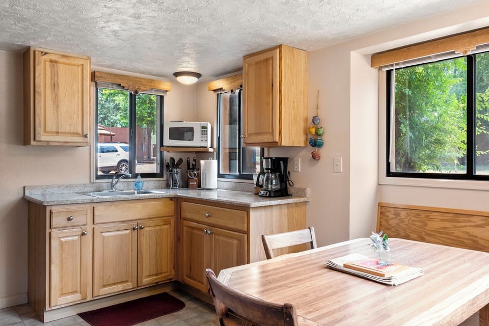 Cottage, 2 Bedrooms, Kitchen | Private kitchen | Mini-fridge, microwave, coffee/tea maker