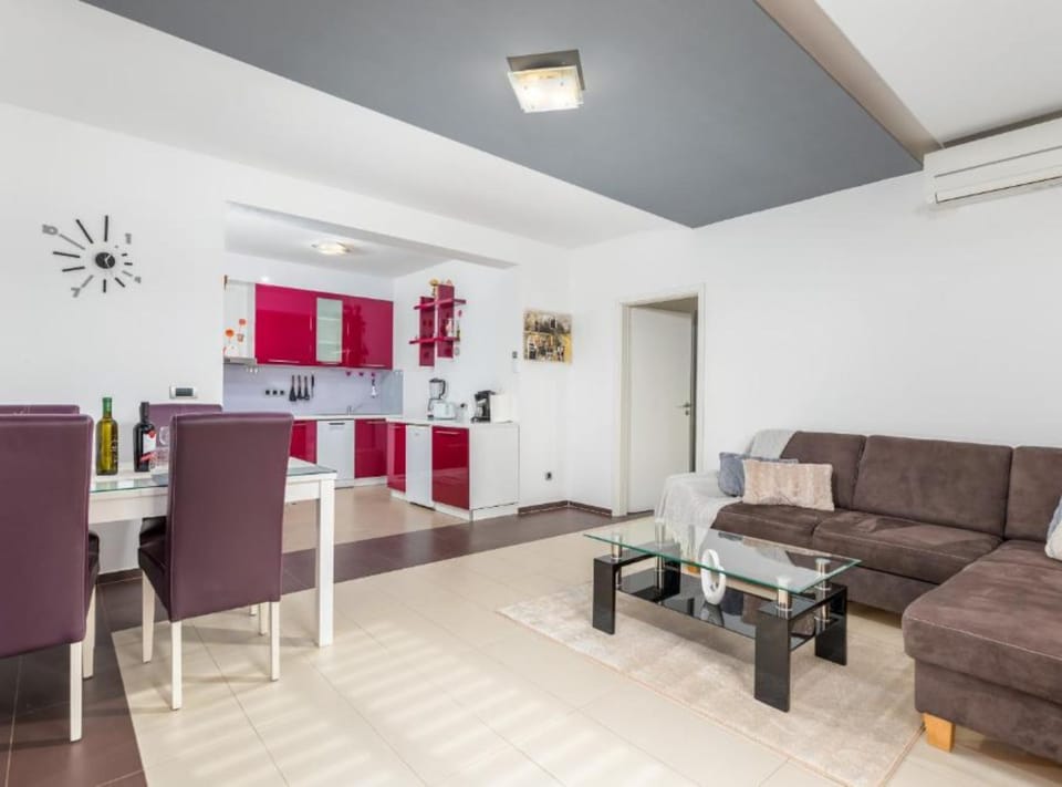 Villa (Four bedroom villa) | Living room | 32-inch flat-screen TV with satellite channels