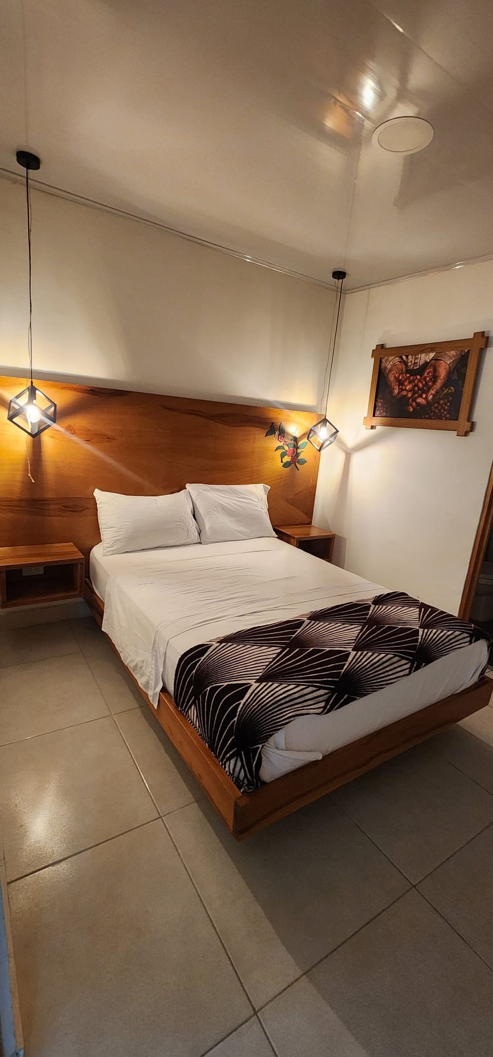 Single Room | Desk, laptop workspace, WiFi (free)