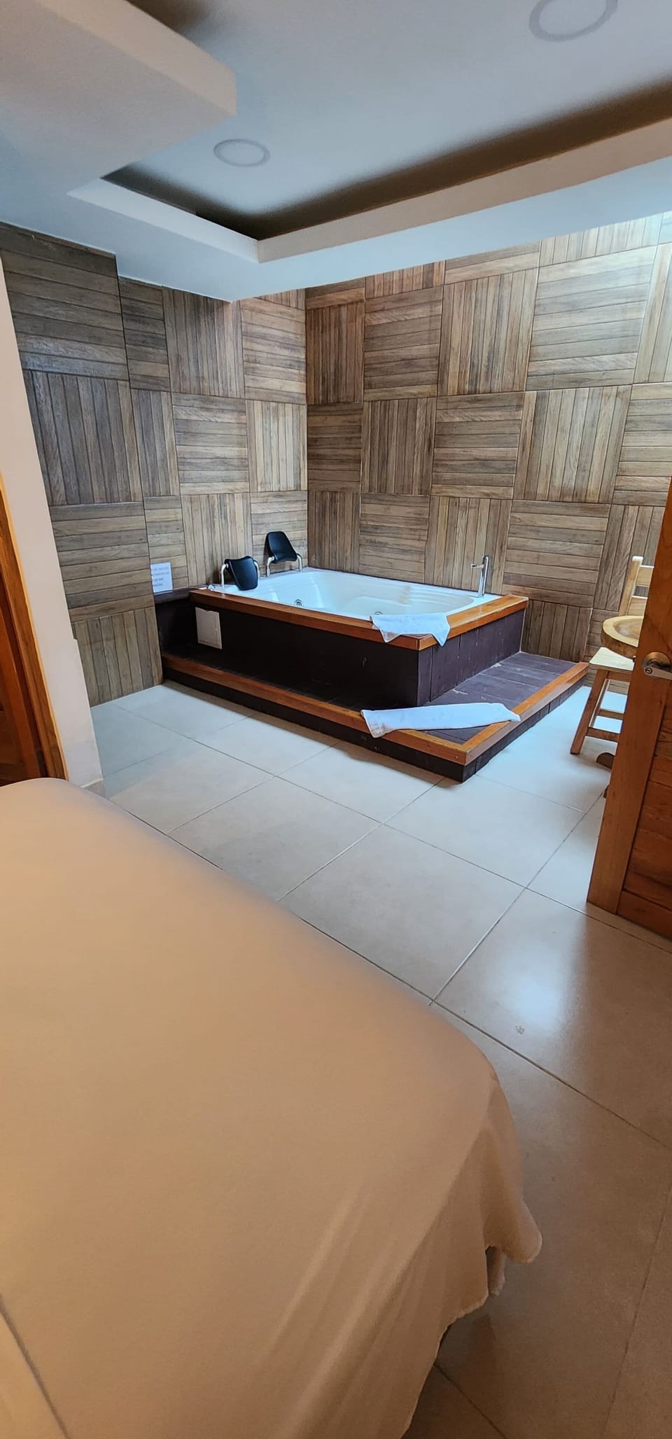 Luxury Suite | Bathroom | Shower, towels, soap, shampoo