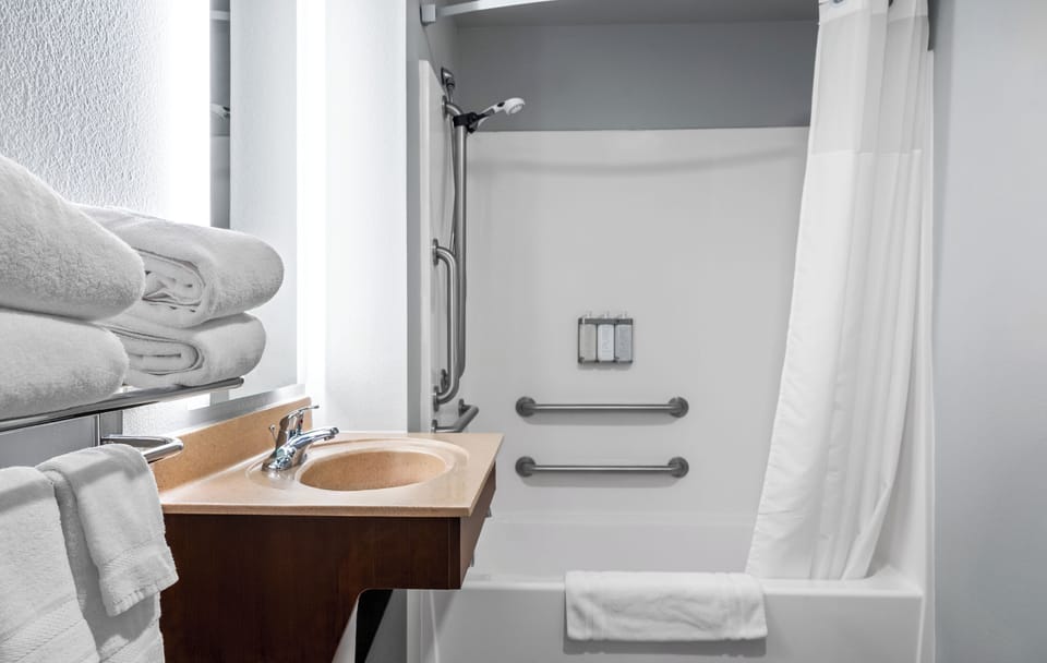 Combined shower/tub, free toiletries, hair dryer, towels