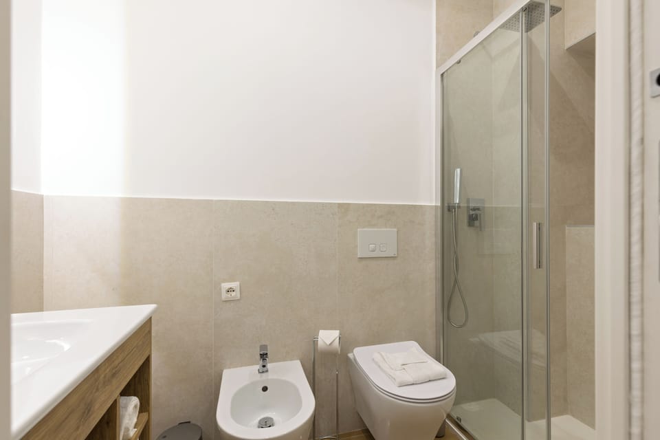 Comfort Double Room | Bathroom | Shower, hair dryer, bidet, towels