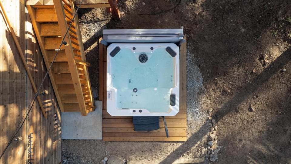 Hot tub 6 person located on back of the cabin