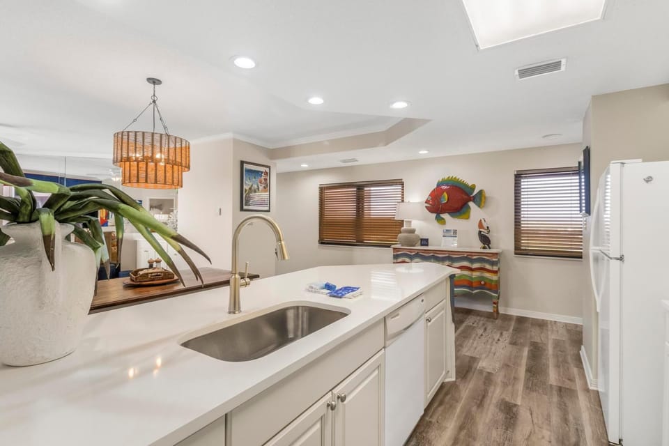 Condo, Multiple Beds (Four Seasons 704W) | Private kitchen | Oven, toaster