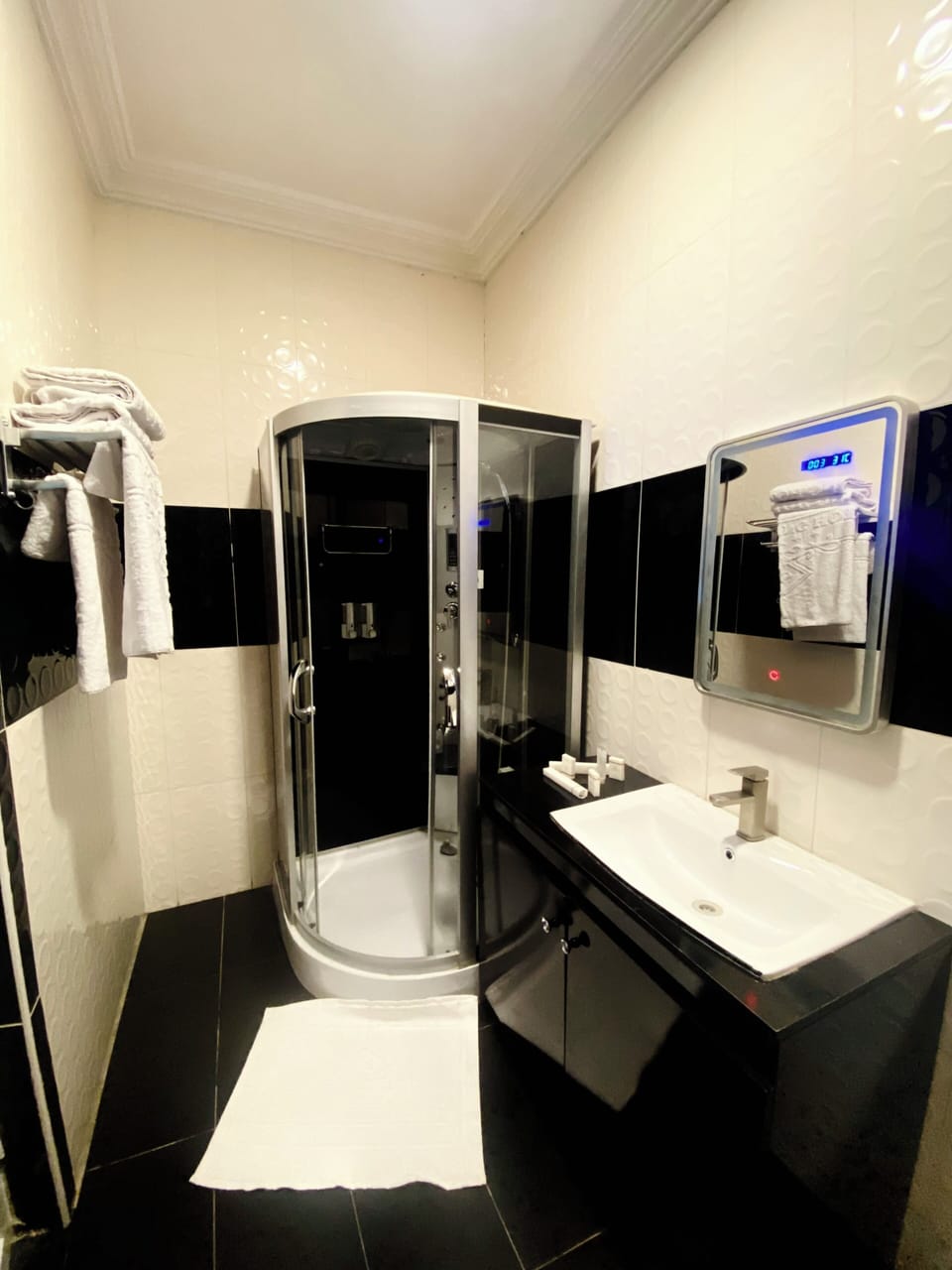 Premium Double Room, City View | Bathroom | Towels, soap, shampoo, toilet paper