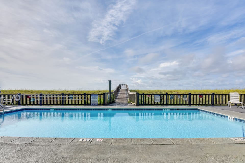Emerald Surf Community Amenities | Heated Outdoor Pool | Beach Access | Grills