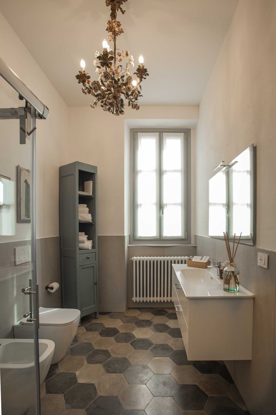 Royal Suite | Bathroom | Shower, free toiletries, hair dryer, bathrobes