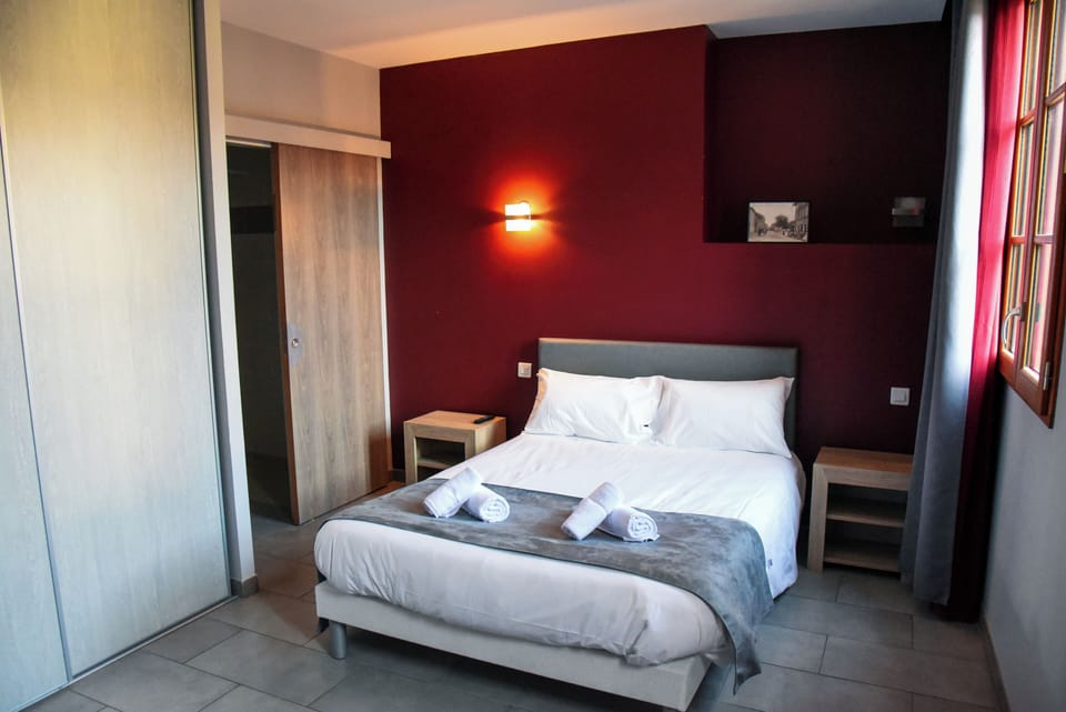 Room with a large bed | Hypo-allergenic bedding, desk, free WiFi, bed sheets