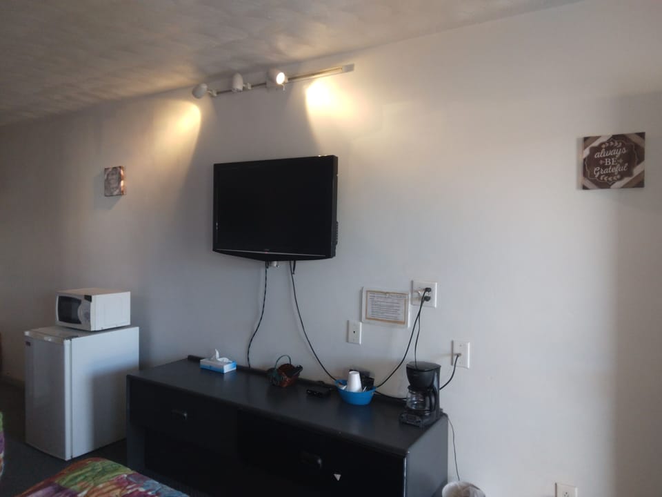 Double Room | Living area | 32-inch Smart TV with cable channels, streaming services