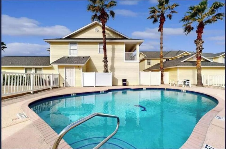 Pool heated in the winter!