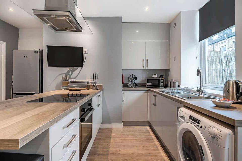 With sleek countertops and all the basic amenities you need, this kitchen is ready for you to cook, enjoy, and feel right at home. 🍳✨