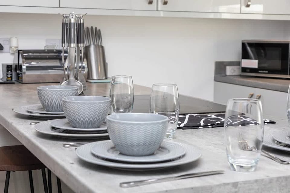 Perfect for sharing food, laughter, and stories — the ideal spot to connect. 🍞🍽️