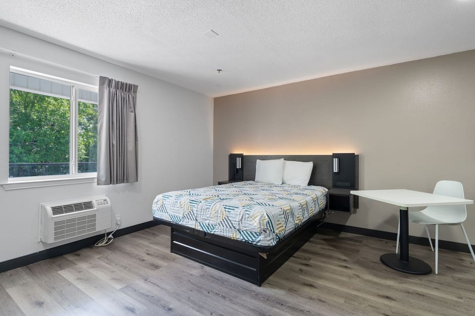 Studio, 1 Queen Bed, Non Smoking | Laptop workspace, free WiFi