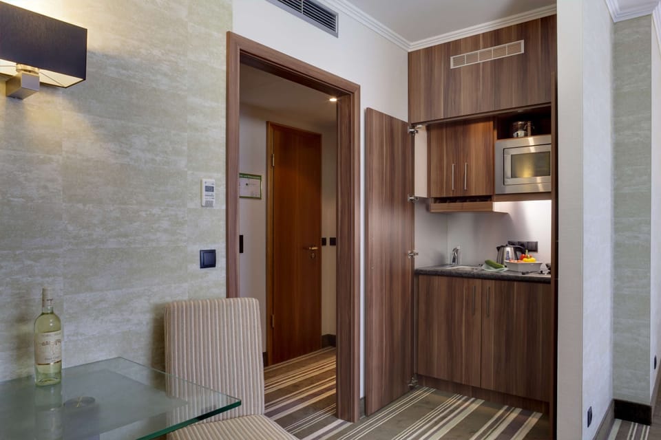 Standard Apartment, 1 Double Bed, Refrigerator & Microwave | Room amenity