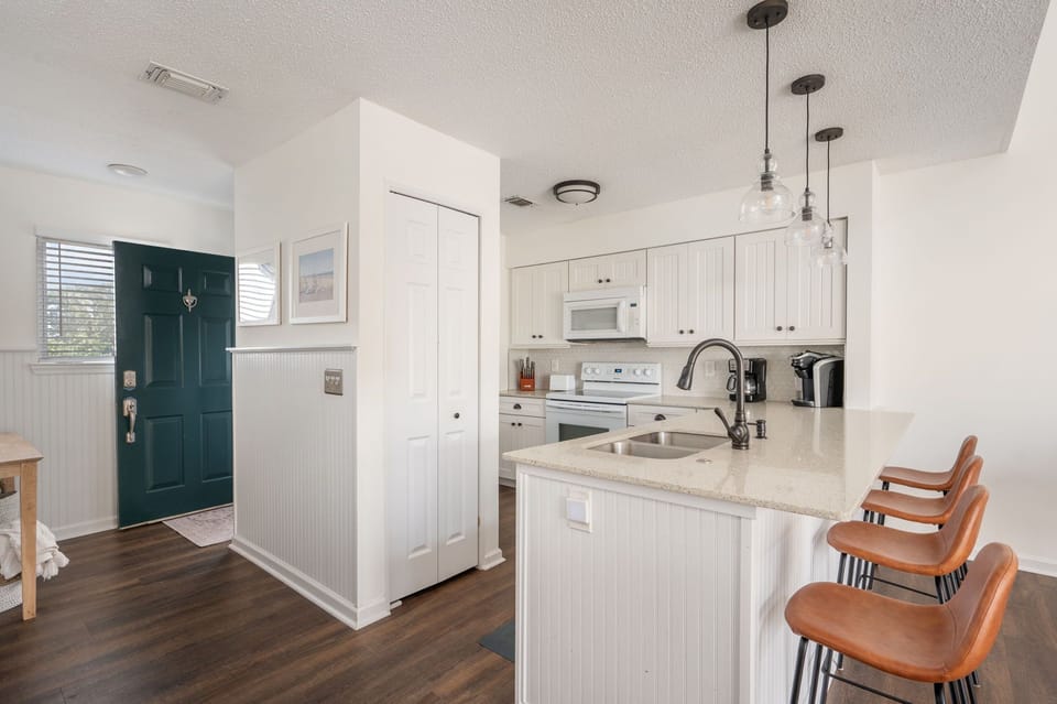 PCBV325: Anchor's Away | ML Kitchen Area - Island Seating for 4