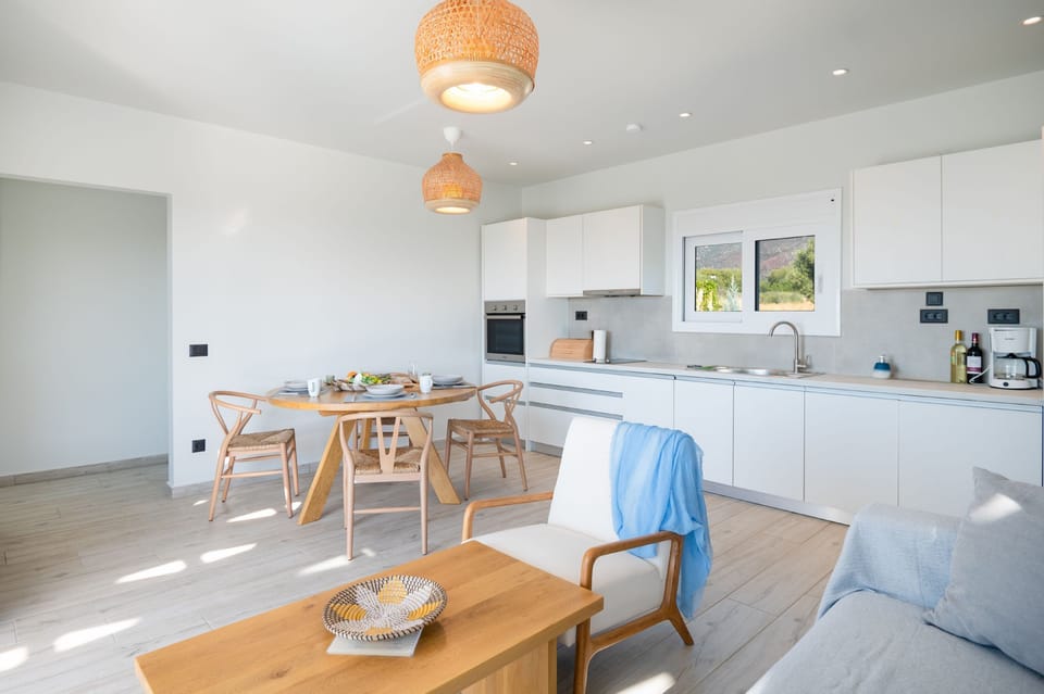 Living area with breakfast table for 4