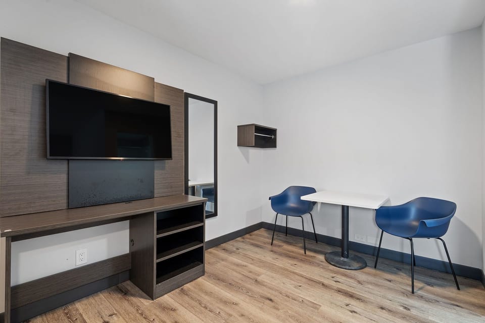 Studio, 1 Queen Bed, Non Smoking | Desk, laptop workspace, free WiFi