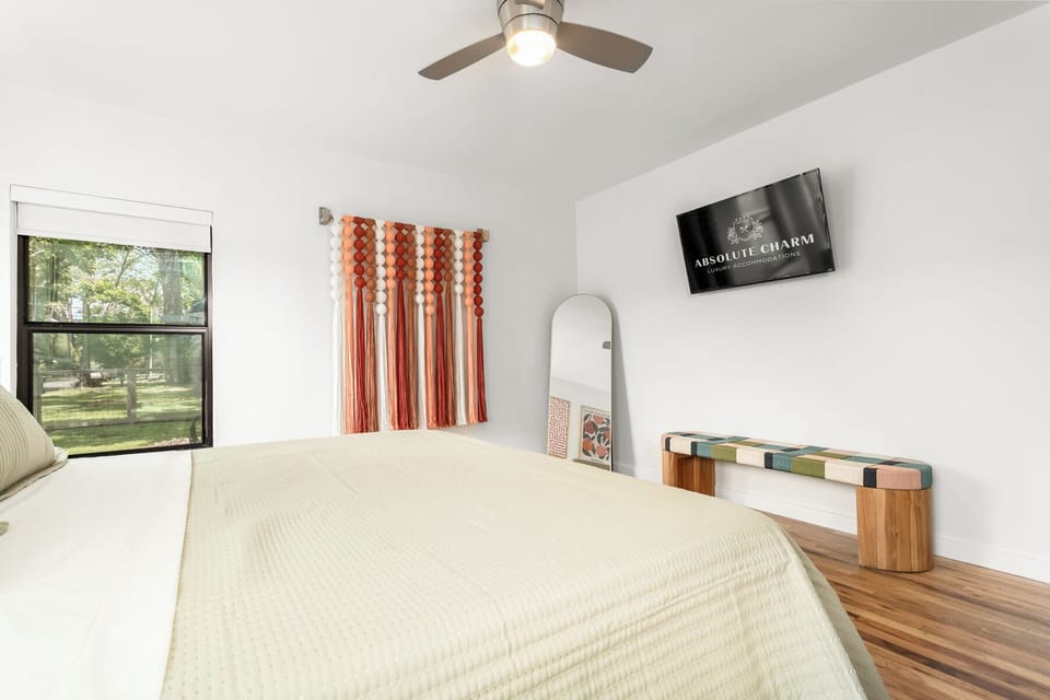 Smart Tv, King Bed