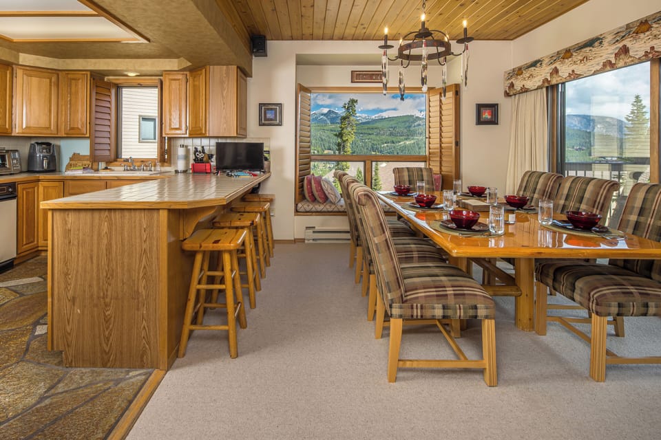 Dining Room and Bar Seating | Main Level