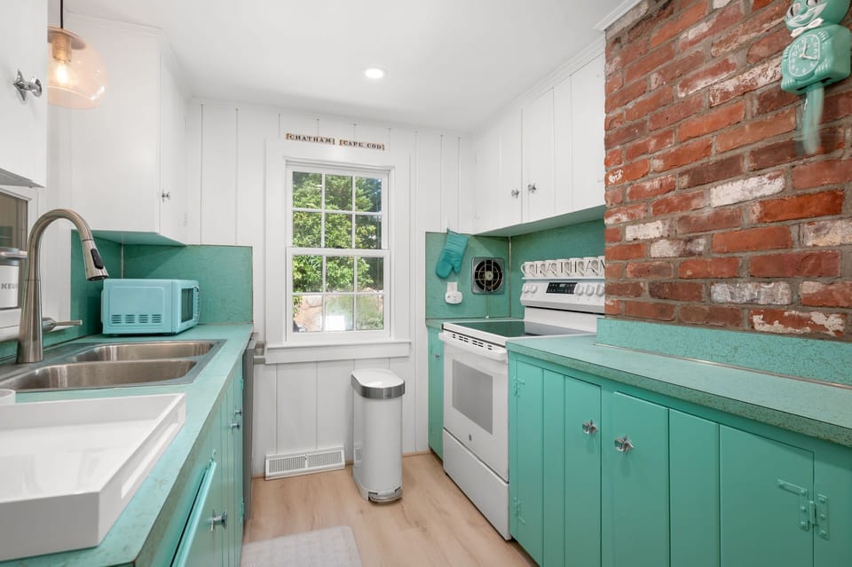 Create your own masterpiece meals as head chef in this galley kitchen - 78 Bucks Creek Road Chatham Cape Cod - Saltaire - NEVR