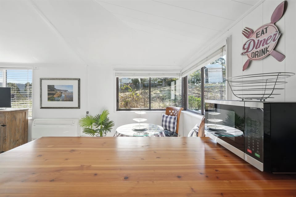 Comfort House, Bay View | Private kitchen | Full-size fridge, microwave, oven, stovetop