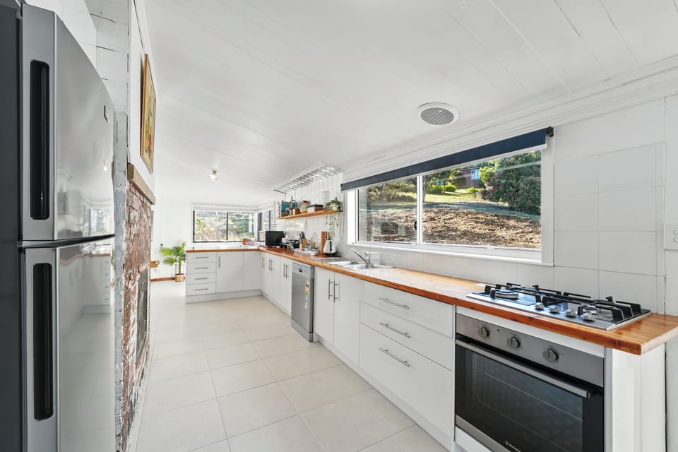 Comfort House, Bay View | Private kitchen | Full-size fridge, microwave, oven, stovetop
