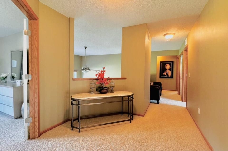 Minne-Getaway: Timber Ridge has a loft area overlooking the family room below.