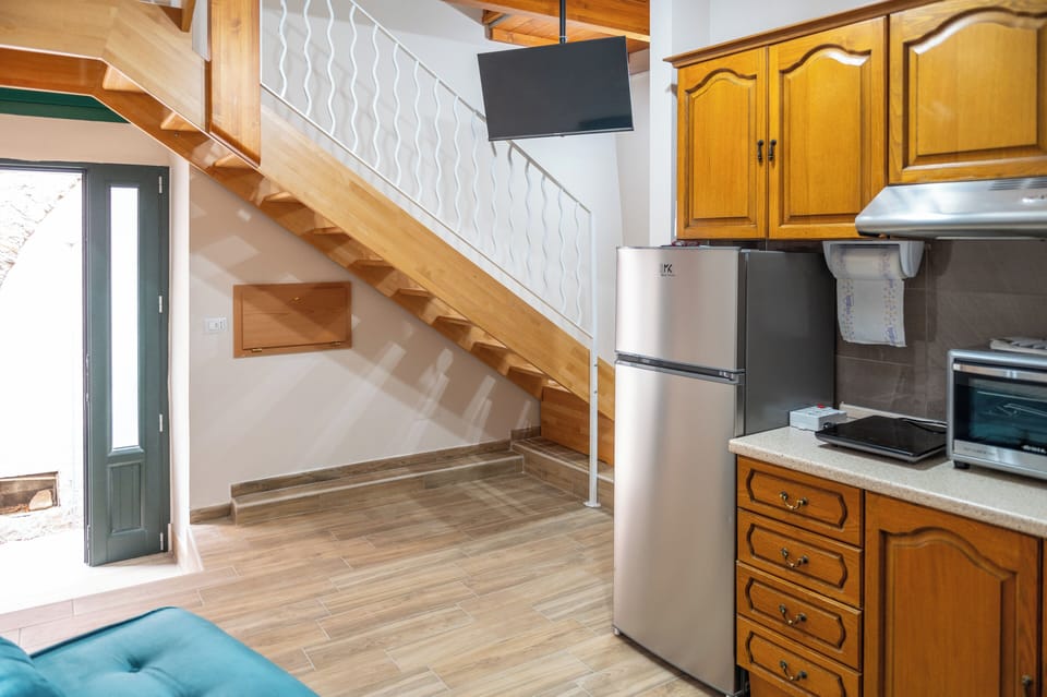 Apartment, 1 Bedroom, Kitchen | Private kitchen | Fridge, oven, stovetop, cookware/dishes/utensils