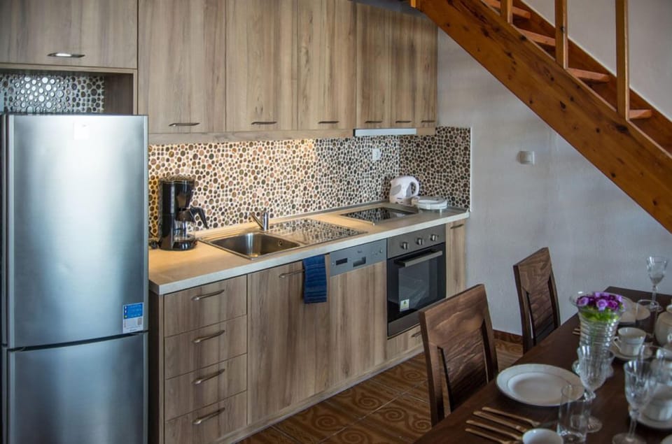 Deluxe Suite, 1 Bedroom, Sea View, Oceanfront | Private kitchen | Full-size fridge, oven, stovetop, dishwasher