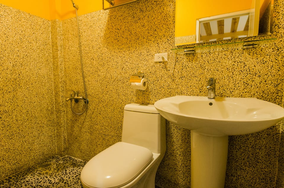 Comfort Quadruple Room, 2 Double Beds | Bathroom | Shower, free toiletries, hair dryer, slippers