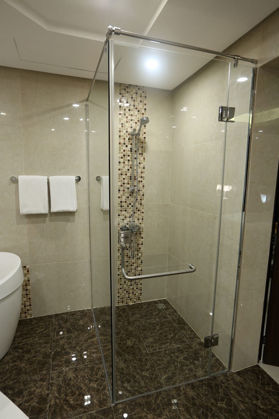 Executive Suite | Bathroom | Combined shower/tub, free toiletries, hair dryer (on request), slippers