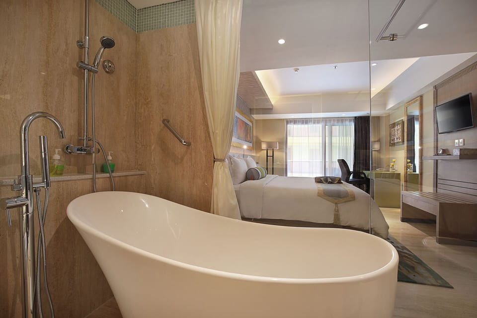 Premium Room with Balcony | Bathroom | Shower, free toiletries, hair dryer, bathrobes