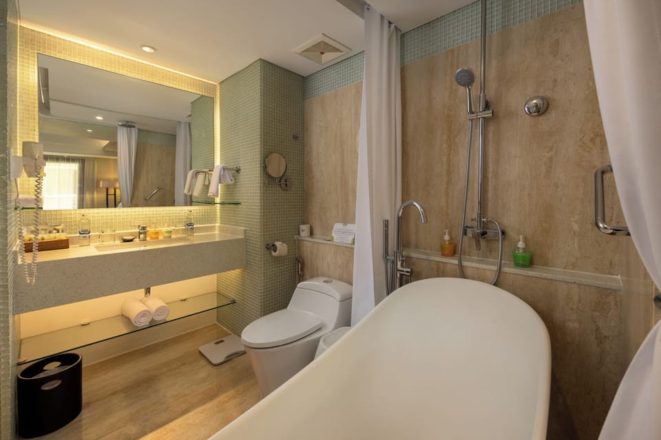 Premium Room with Balcony | Bathroom | Shower, free toiletries, hair dryer, bathrobes