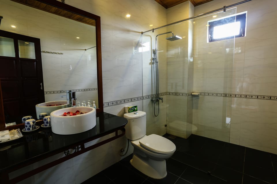 Superior Room, Garden View | Bathroom | Shower, free toiletries, hair dryer, slippers