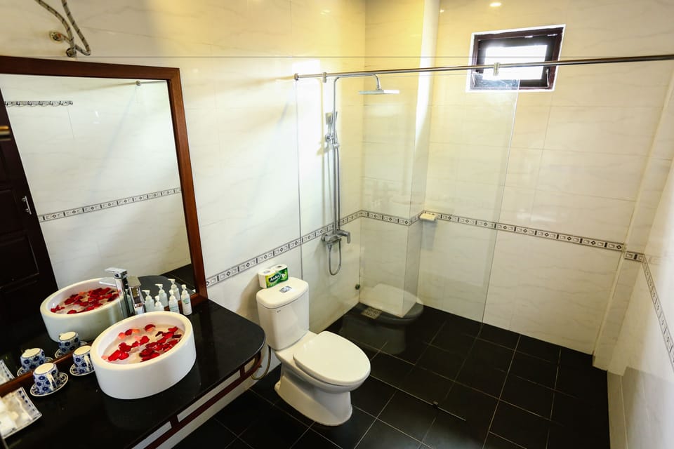 Superior Room, Garden View | Bathroom | Shower, free toiletries, hair dryer, slippers