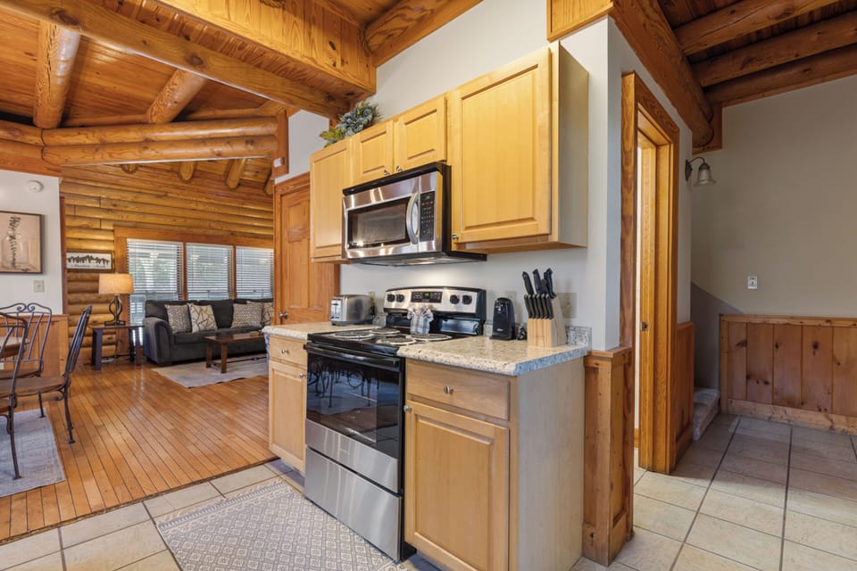 Premium Cabin, 2 Bedrooms, Hot Tub, Golf View | Private kitchen | Coffee/tea maker, microwave, oven, electric kettle