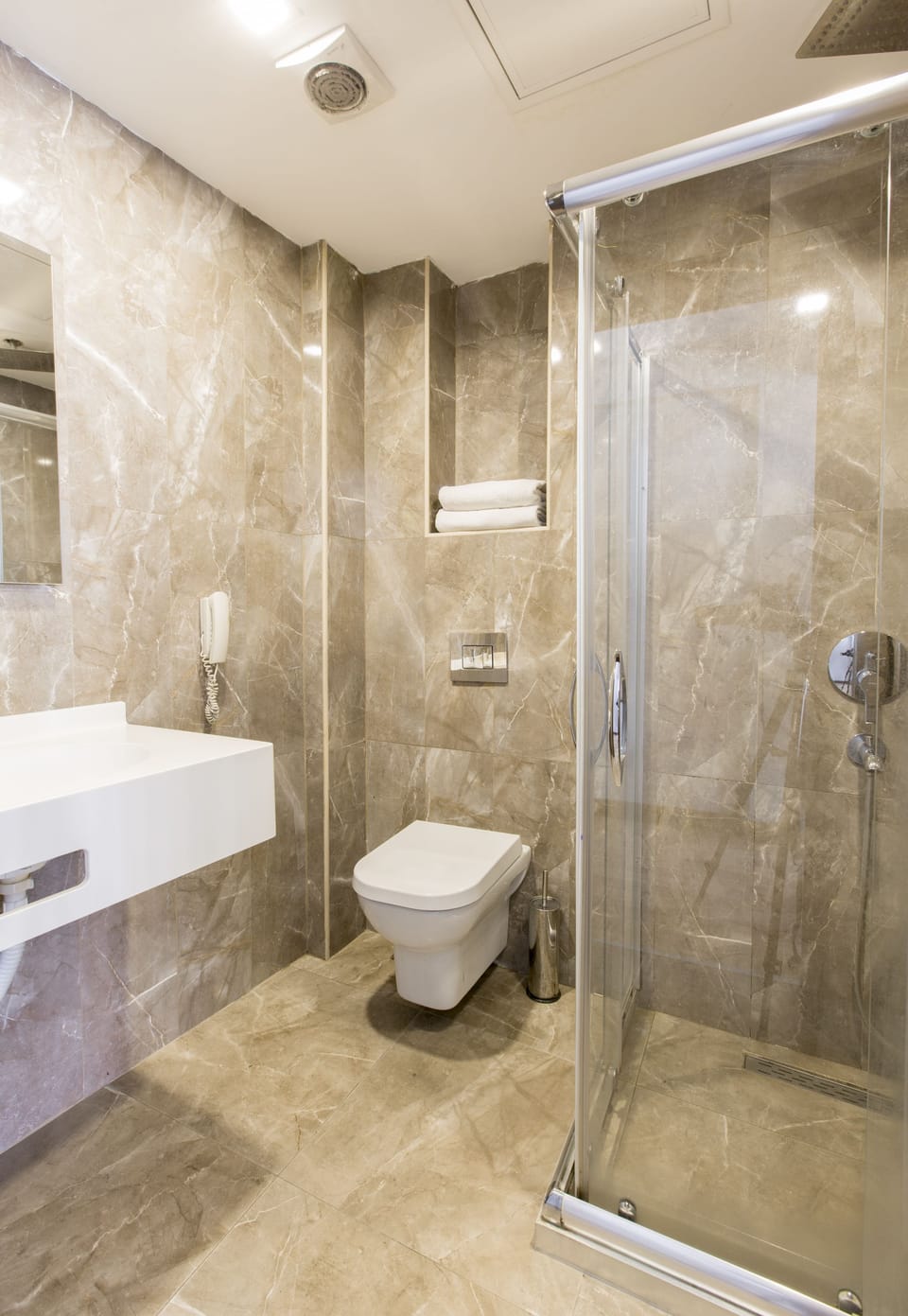 Superior Triple Room | Bathroom | Shower, hair dryer, towels