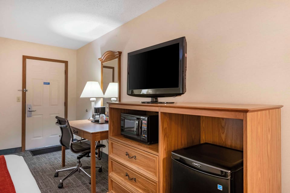 Laptop workspace, iron/ironing board, free cribs/infant beds