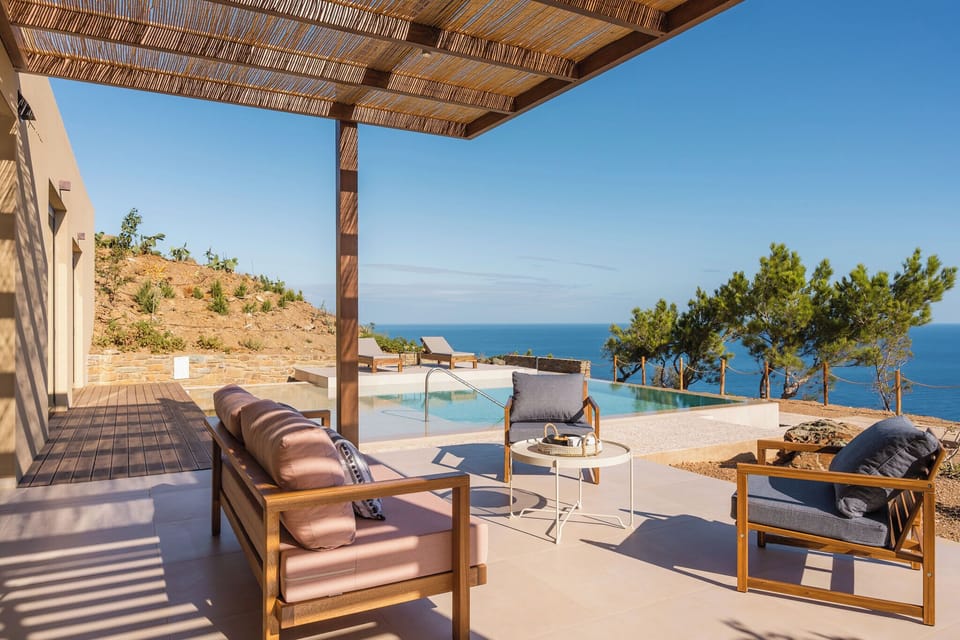 The pool area is equipped with 2 sun beds